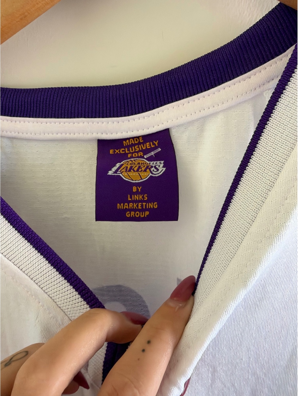 Los Angeles Lakers “Wish 00” Basketball Jersey Men’s XL White Purple Gold - Picture 3 of 5